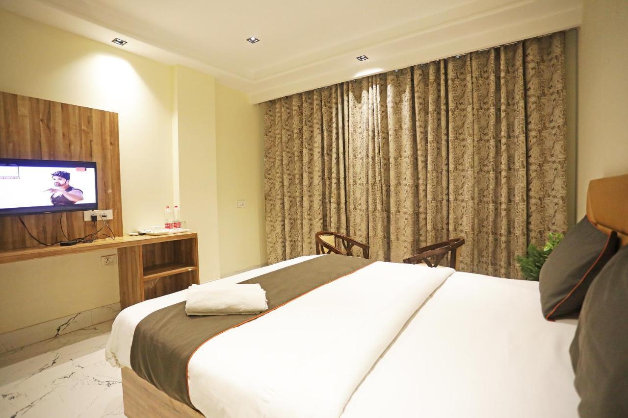 Hotel Goodluck Suites Near Delhi Airport Нью-Дели Экстерьер фото