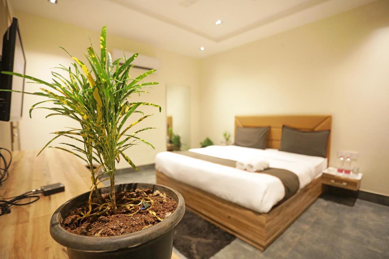 Hotel Goodluck Suites Near Delhi Airport Нью-Дели Экстерьер фото