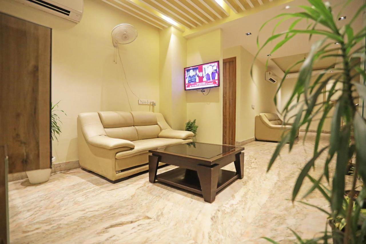 Hotel Goodluck Suites Near Delhi Airport Нью-Дели Экстерьер фото