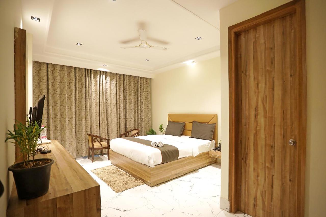 Hotel Goodluck Suites Near Delhi Airport Нью-Дели Экстерьер фото